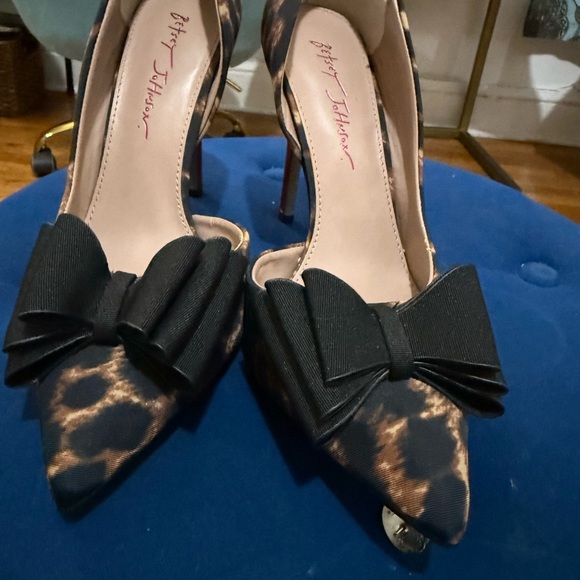 Betsey Johnson Leopard Print Heels with Bows | Leopard | size : 8.5 - Picture 3 of 4